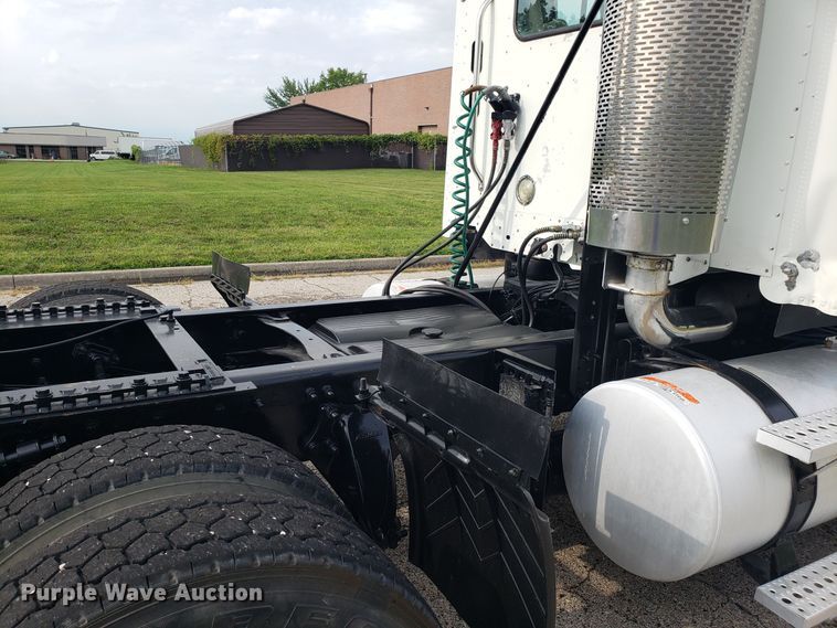 image for item ET9844 2006 Freightliner Columbia semi truck