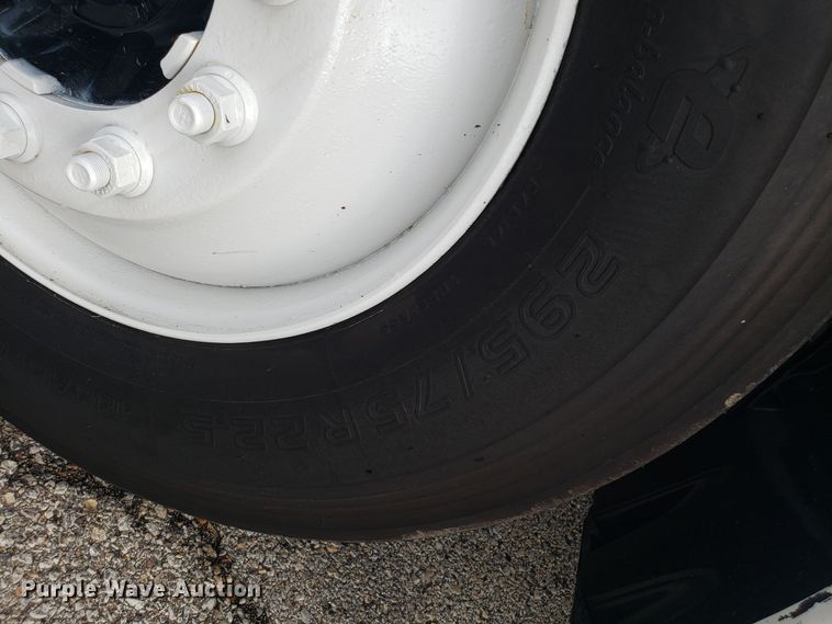 image for item ET9844 2006 Freightliner Columbia semi truck