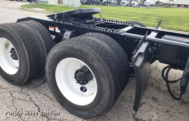 image for item ET9844 2006 Freightliner Columbia semi truck