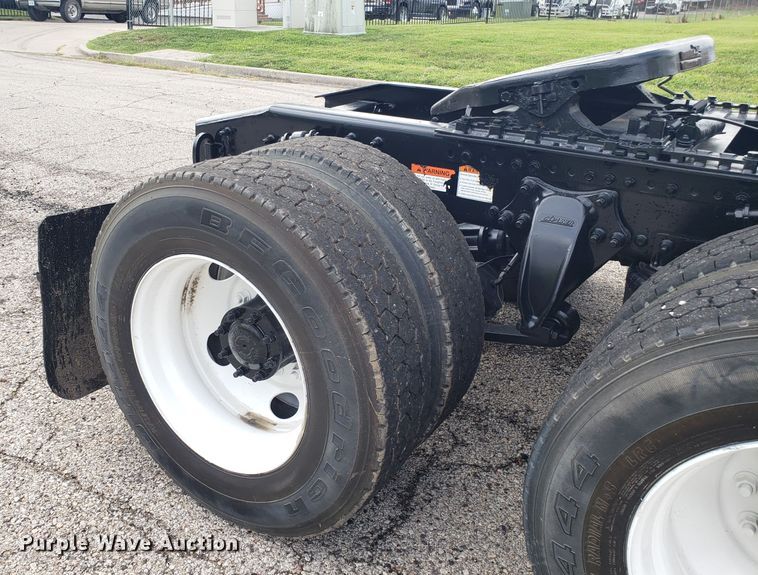 image for item ET9844 2006 Freightliner Columbia semi truck