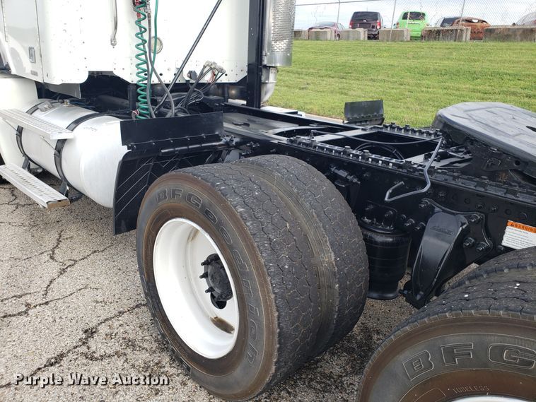 image for item ET9844 2006 Freightliner Columbia semi truck