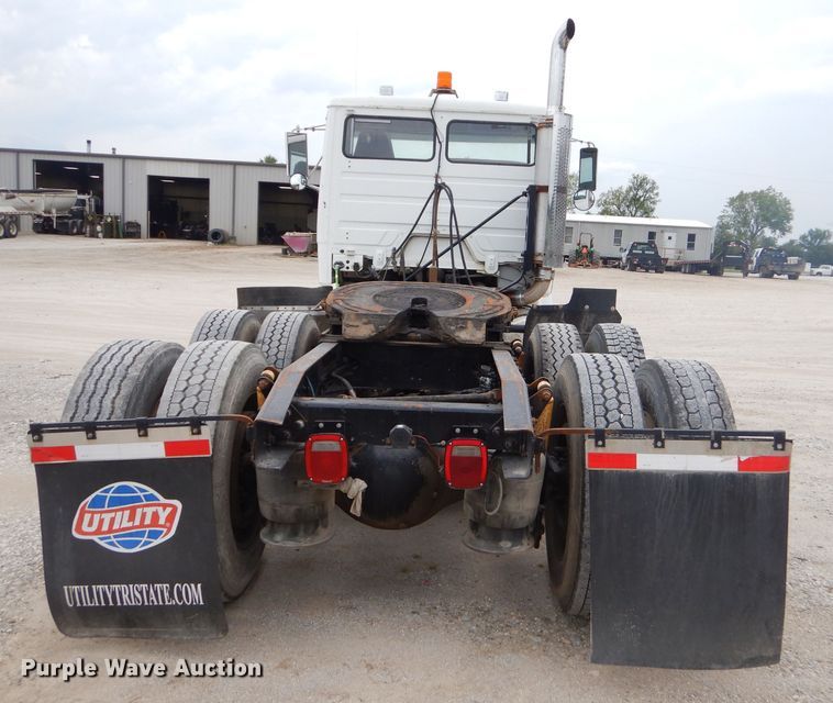 image for item FC9814 2000 Freightliner FL112 semi truck