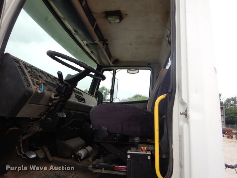 image for item FC9814 2000 Freightliner FL112 semi truck