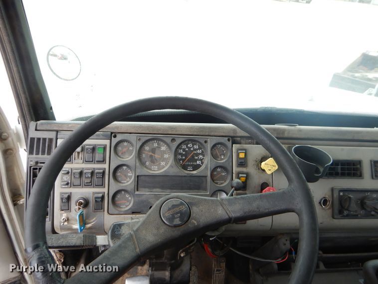 image for item FC9814 2000 Freightliner FL112 semi truck