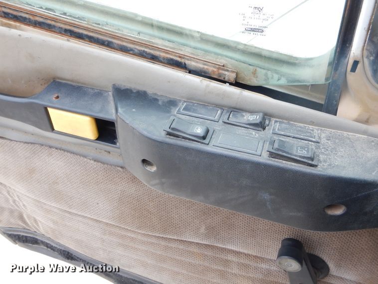 image for item FC9814 2000 Freightliner FL112 semi truck