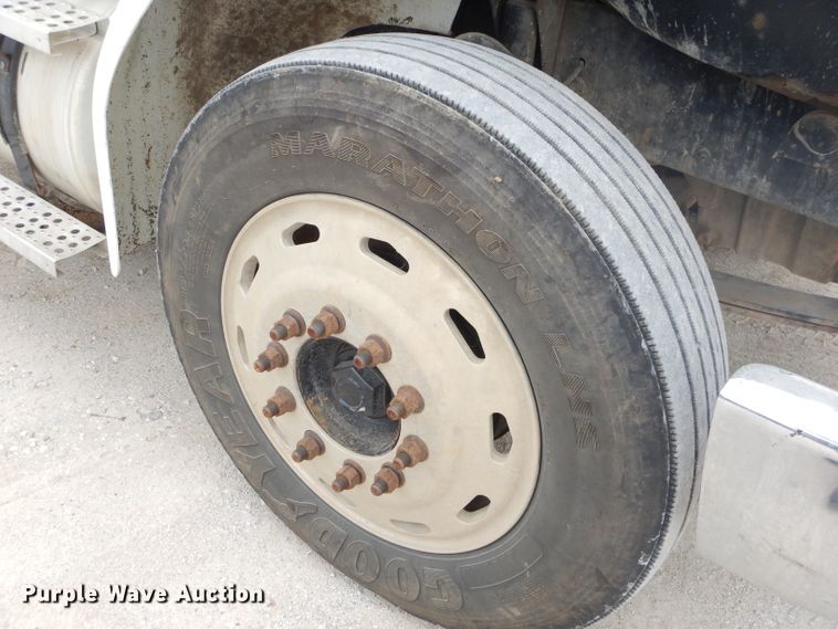 image for item FC9814 2000 Freightliner FL112 semi truck