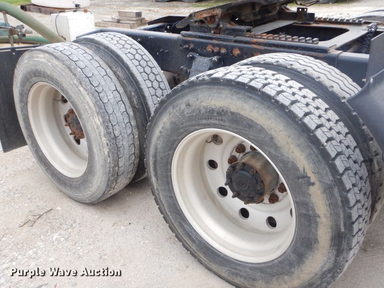 image for item FC9814 2000 Freightliner FL112 semi truck