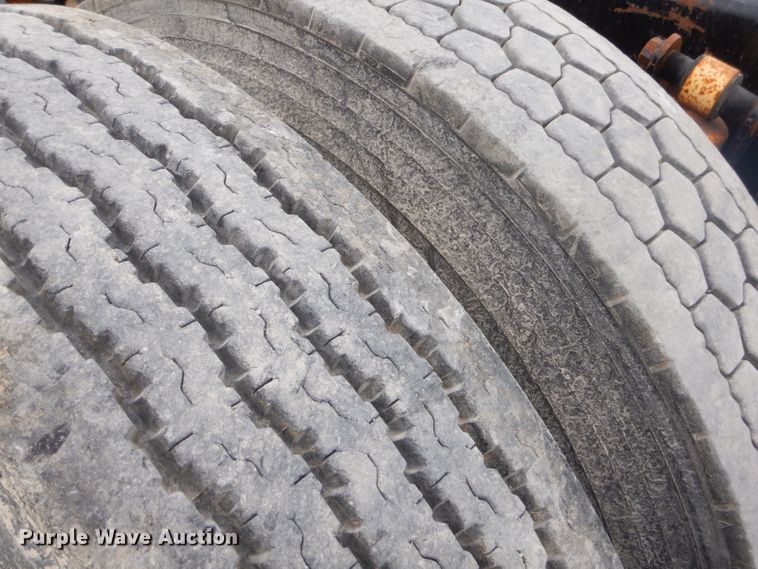 image for item FC9814 2000 Freightliner FL112 semi truck