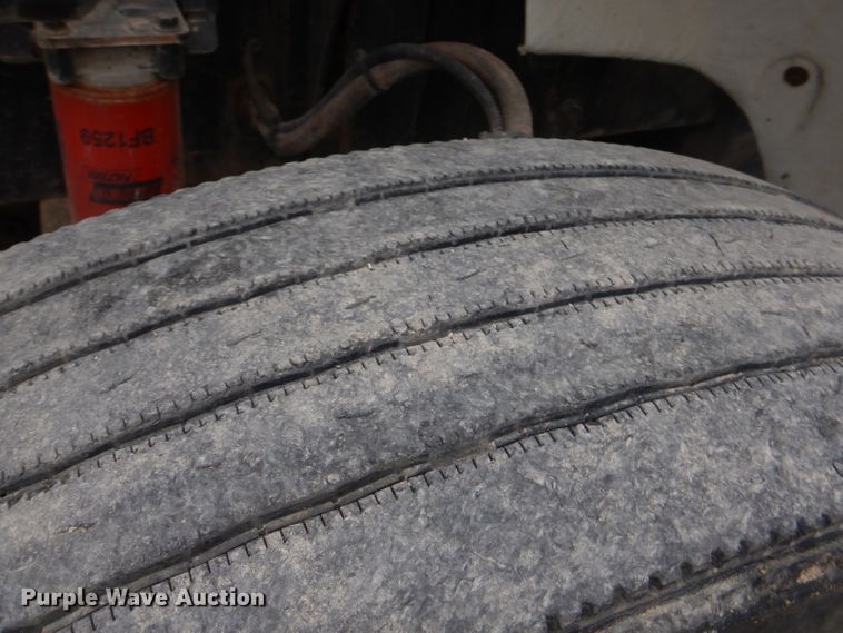 image for item FC9814 2000 Freightliner FL112 semi truck