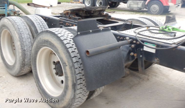 image for item FC9814 2000 Freightliner FL112 semi truck