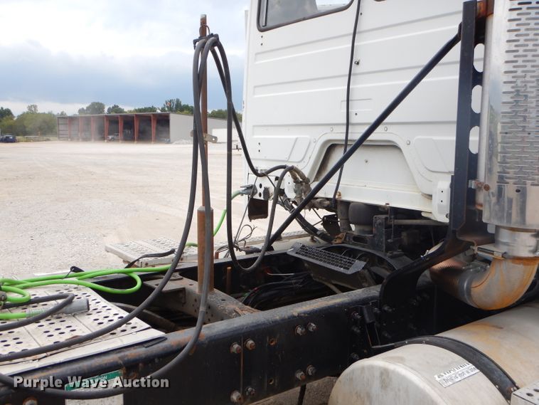 image for item FC9814 2000 Freightliner FL112 semi truck