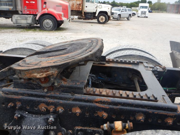 image for item FC9814 2000 Freightliner FL112 semi truck