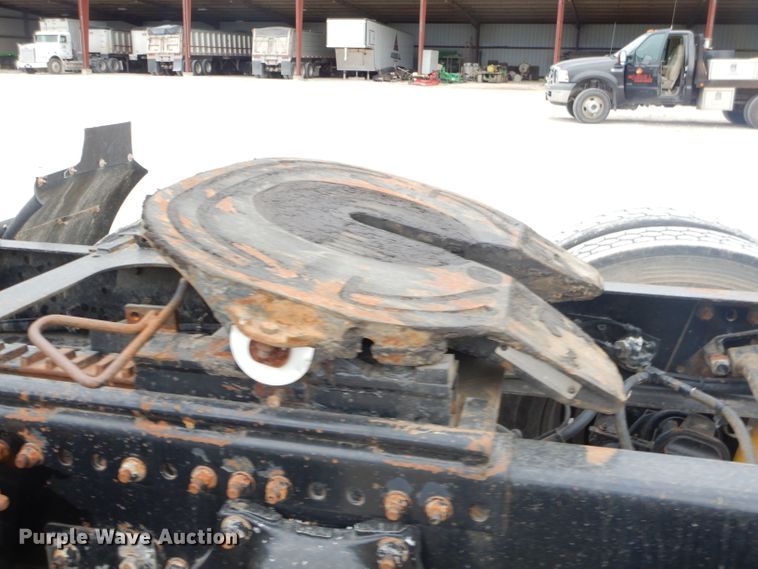 image for item FC9814 2000 Freightliner FL112 semi truck