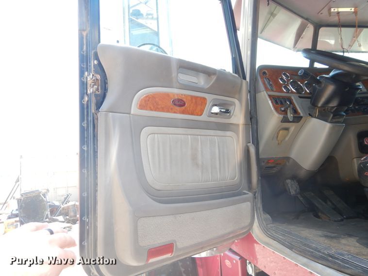 image for item FI9974 2008 Peterbilt 389 semi truck