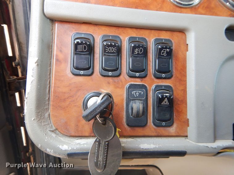 image for item FI9974 2008 Peterbilt 389 semi truck