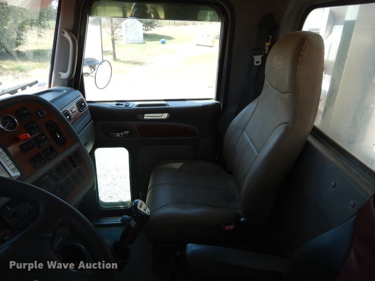 image for item FI9974 2008 Peterbilt 389 semi truck