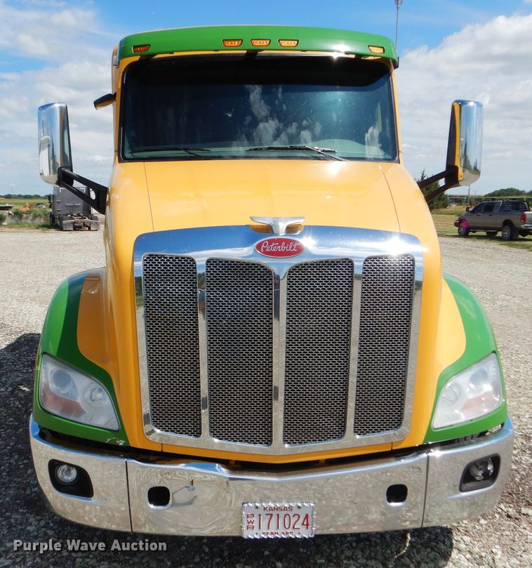image for item FY9734 2014 Peterbilt 579 semi truck