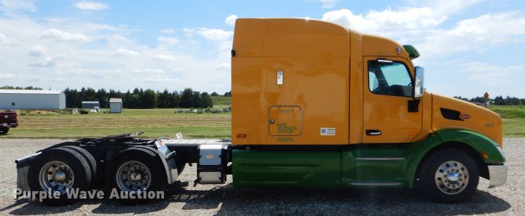 image for item FY9734 2014 Peterbilt 579 semi truck