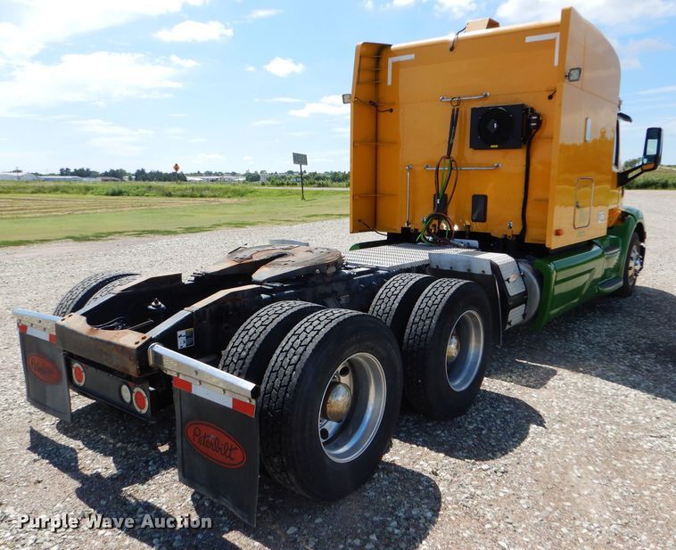 image for item FY9734 2014 Peterbilt 579 semi truck