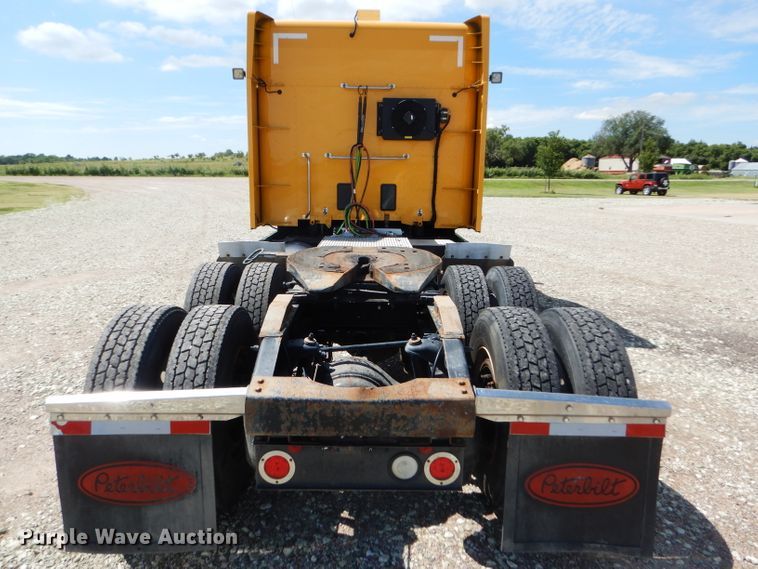 image for item FY9734 2014 Peterbilt 579 semi truck