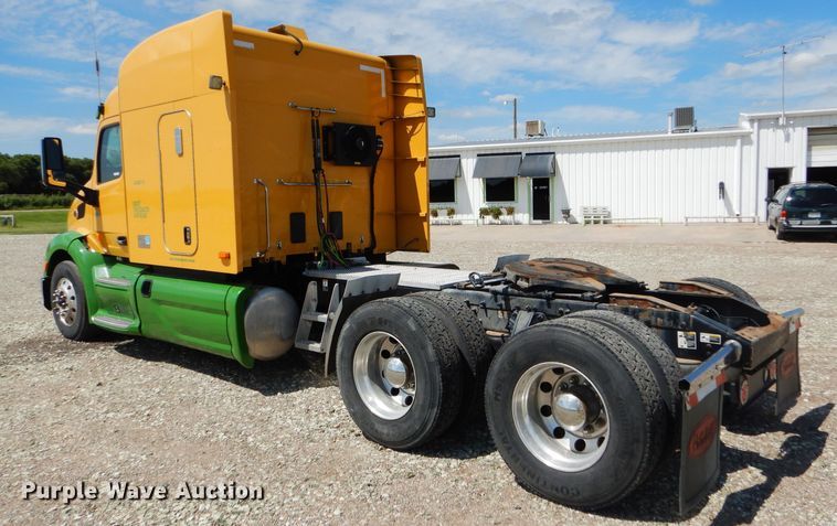 image for item FY9734 2014 Peterbilt 579 semi truck