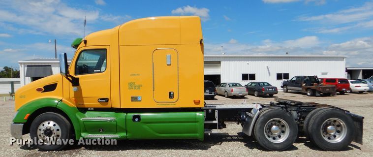 image for item FY9734 2014 Peterbilt 579 semi truck