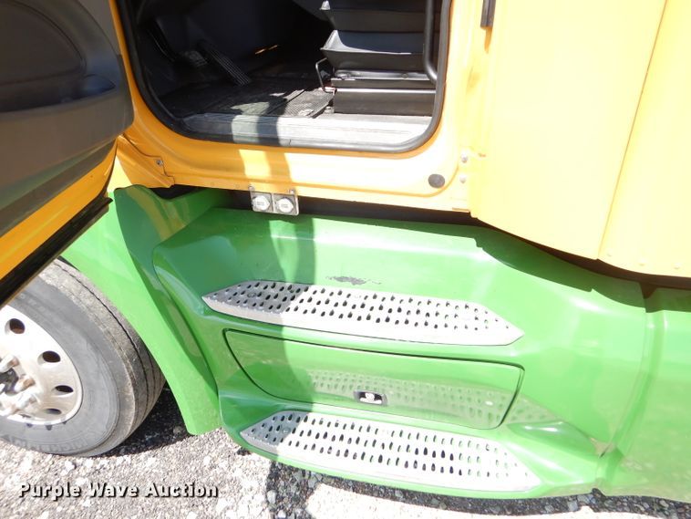 image for item FY9734 2014 Peterbilt 579 semi truck