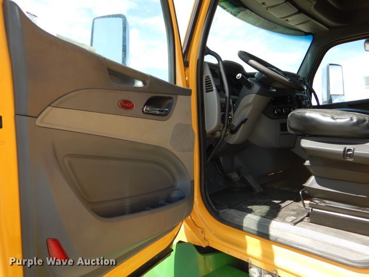 image for item FY9734 2014 Peterbilt 579 semi truck