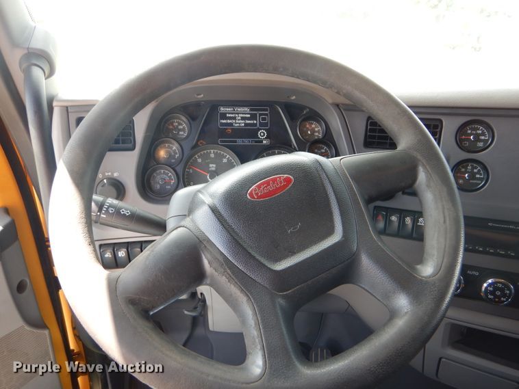 image for item FY9734 2014 Peterbilt 579 semi truck