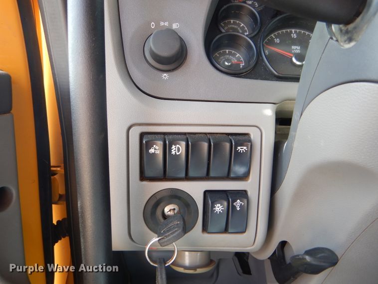 image for item FY9734 2014 Peterbilt 579 semi truck