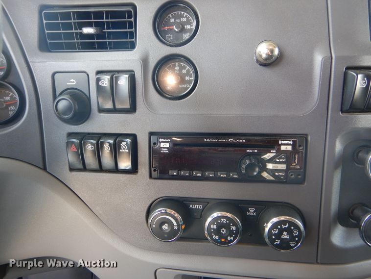 image for item FY9734 2014 Peterbilt 579 semi truck