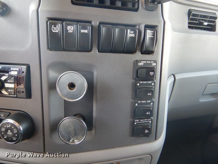 image for item FY9734 2014 Peterbilt 579 semi truck