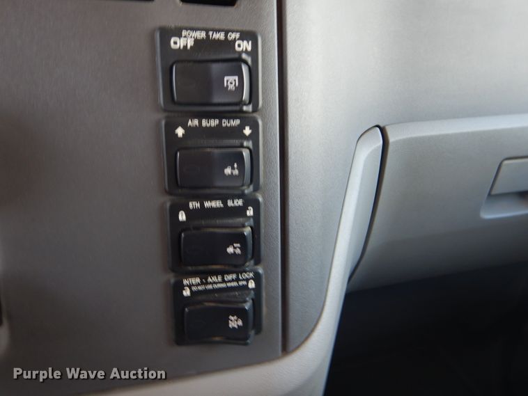 image for item FY9734 2014 Peterbilt 579 semi truck