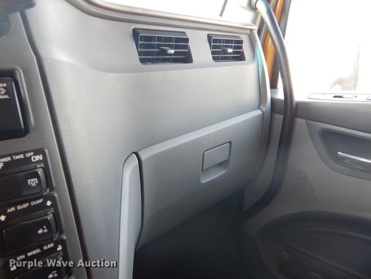 image for item FY9734 2014 Peterbilt 579 semi truck