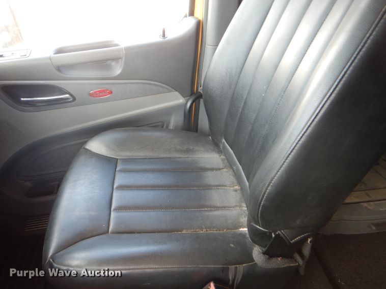 image for item FY9734 2014 Peterbilt 579 semi truck