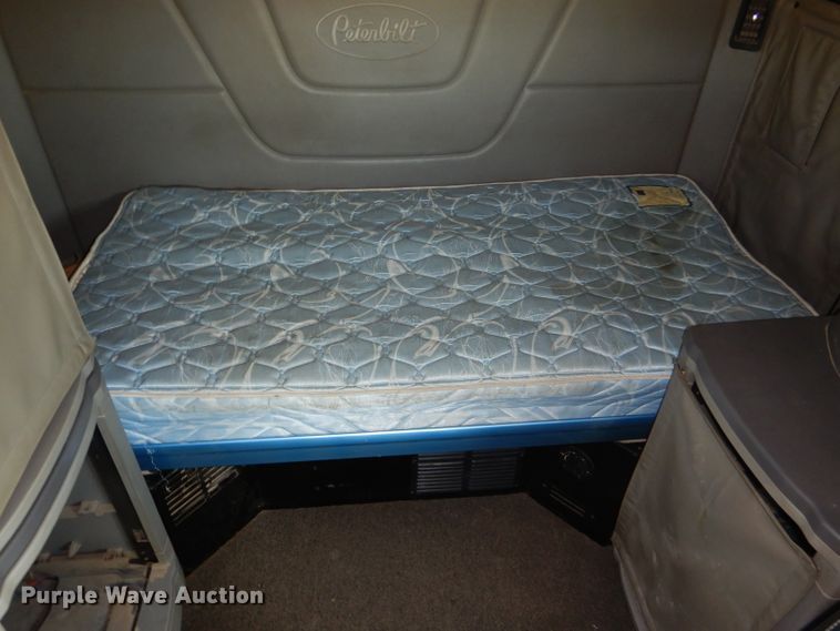 image for item FY9734 2014 Peterbilt 579 semi truck