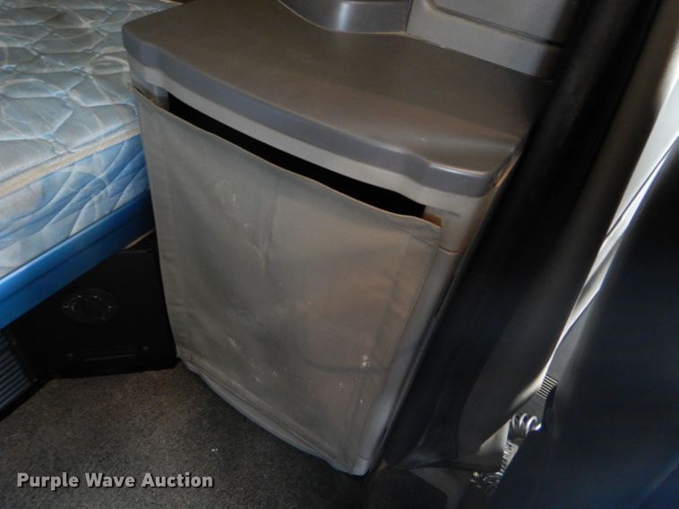 image for item FY9734 2014 Peterbilt 579 semi truck