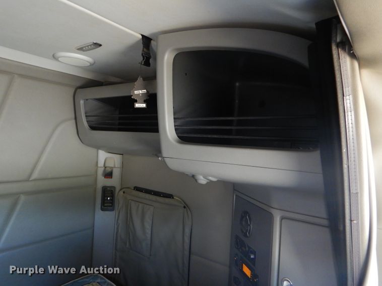 image for item FY9734 2014 Peterbilt 579 semi truck