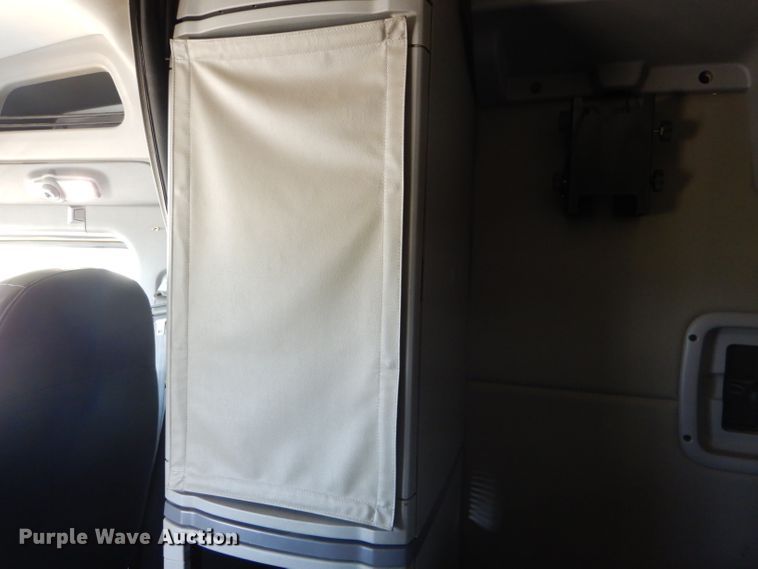 image for item FY9734 2014 Peterbilt 579 semi truck