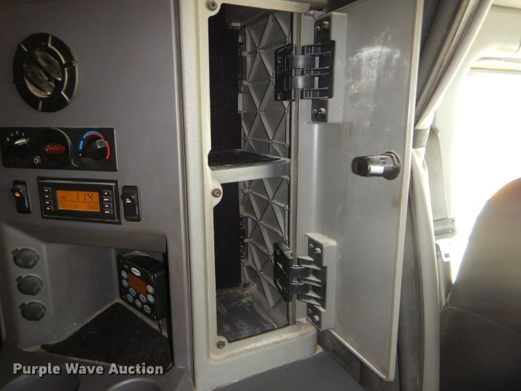 image for item FY9734 2014 Peterbilt 579 semi truck