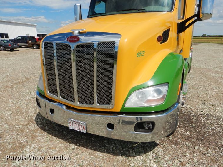image for item FY9734 2014 Peterbilt 579 semi truck