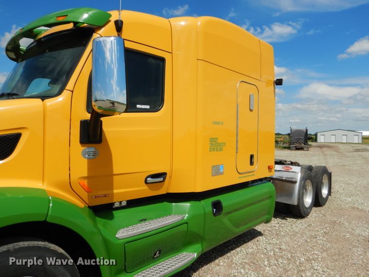 image for item FY9734 2014 Peterbilt 579 semi truck