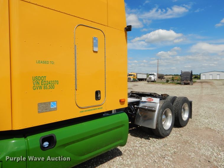 image for item FY9734 2014 Peterbilt 579 semi truck