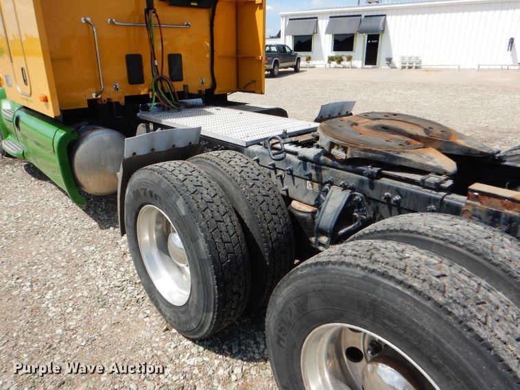 image for item FY9734 2014 Peterbilt 579 semi truck