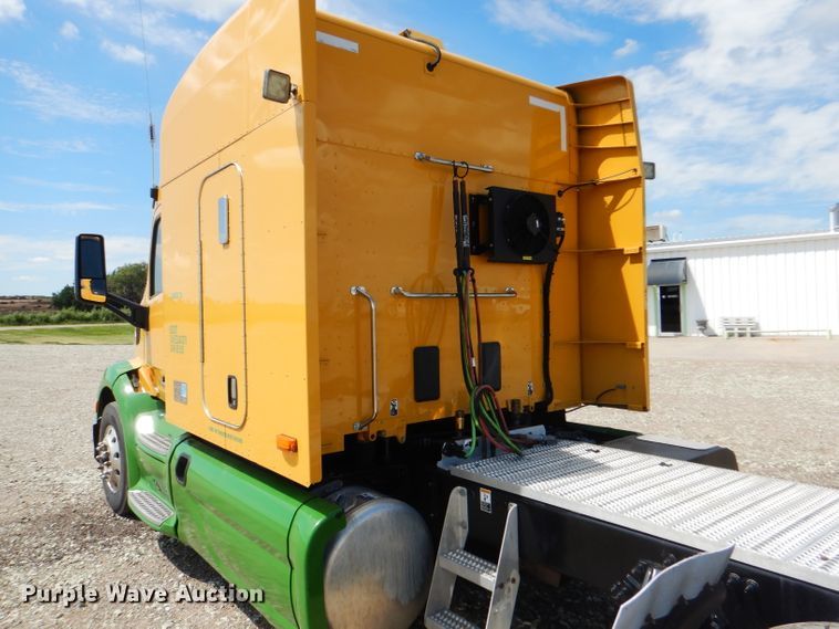 image for item FY9734 2014 Peterbilt 579 semi truck