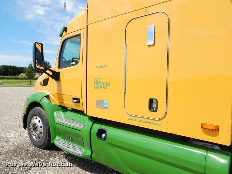 image for item FY9734 2014 Peterbilt 579 semi truck