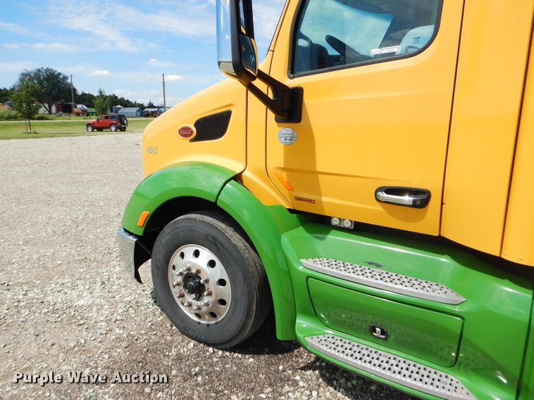 image for item FY9734 2014 Peterbilt 579 semi truck