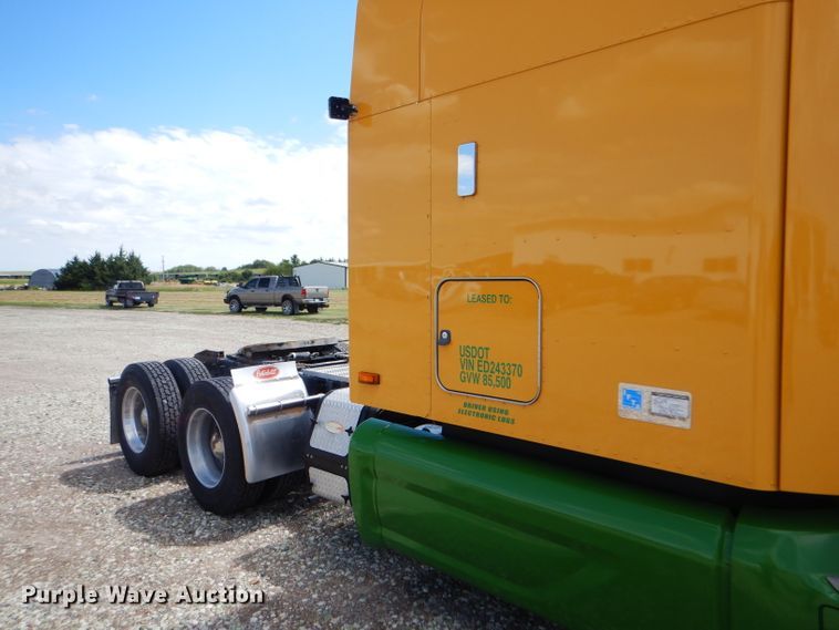 image for item FY9734 2014 Peterbilt 579 semi truck