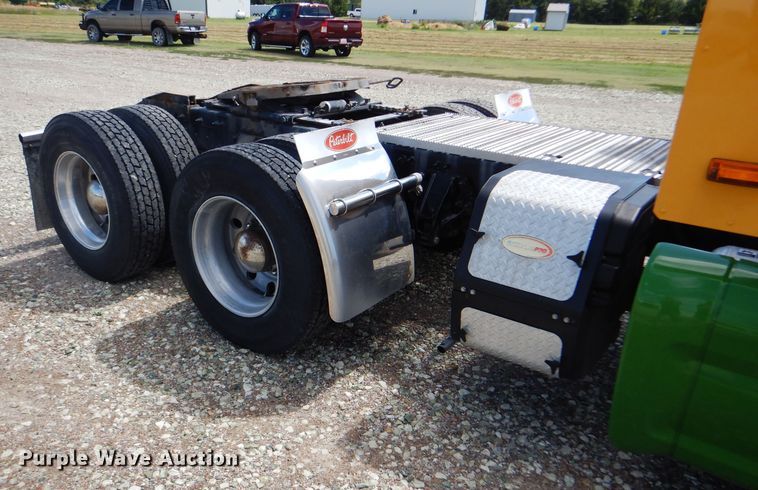 image for item FY9734 2014 Peterbilt 579 semi truck