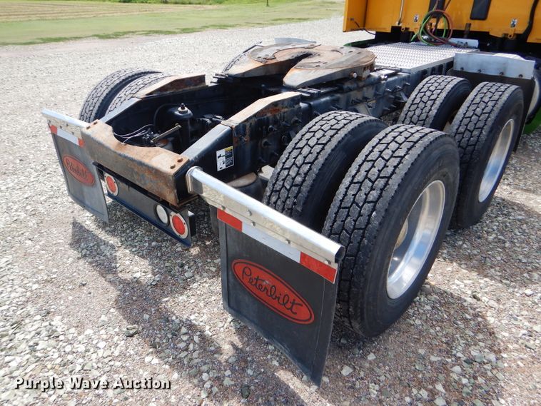 image for item FY9734 2014 Peterbilt 579 semi truck